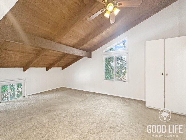 Building Photo - Stunning 2B/2.5BA Townhouse w/ W/D, Private Balconies & Pool!