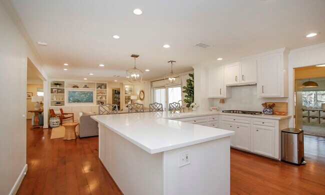 Building Photo - 827 St George Ln