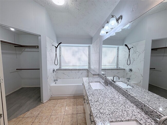 Building Photo - 5310 Park Shore Dr