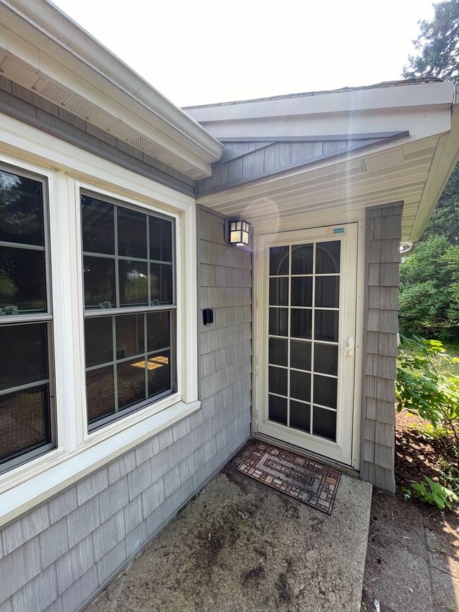 Building Photo - AVAILABLE AUGUST 15th - 2 Bed, 1 Bath With...