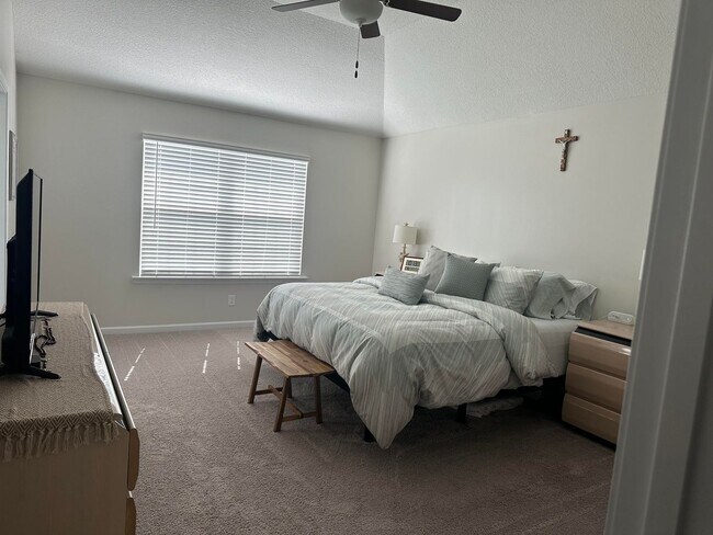 Building Photo - RATE DROP ALERT (was $2,550/month) AND SUM...