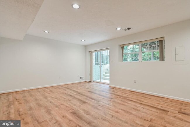 Building Photo - 8373 Millwood Dr