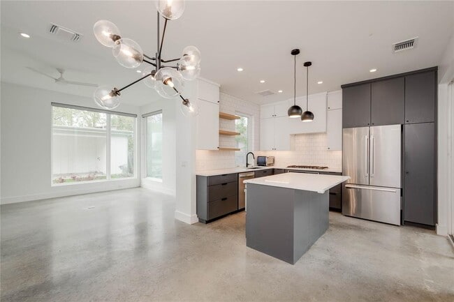 Building Photo - 1206 Justin Ln