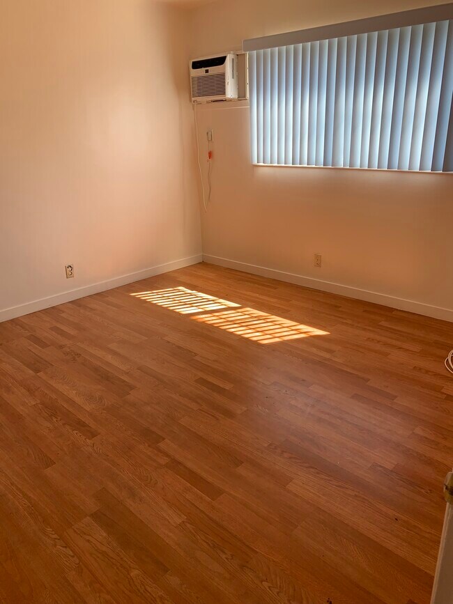 Leaving room - 14720 Strathern St