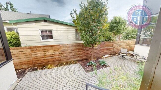 Building Photo - Modern Townhome In SE  2 Bdrm +Loft- Large...