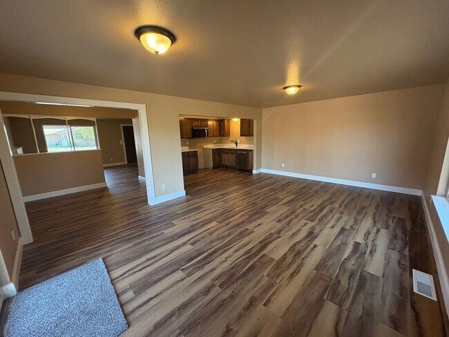 Building Photo - 3 Bedroom/2 Bath single story home