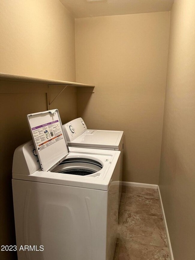 Building Photo - 3 bedroom 2 bath home in the desirable Higley Park community.