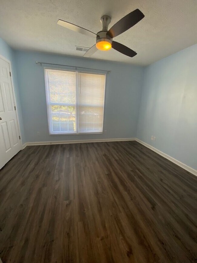 Building Photo - Newly Renovated Single Family Home