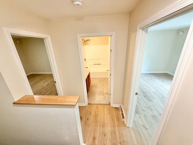 Building Photo - 2 Bedroom (+ Office) Home Burlington Available 8/1