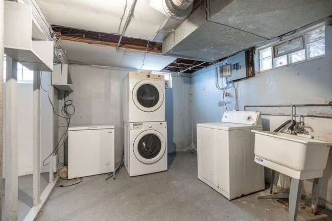 Building Photo - NEWLY RENOVATED! 2 BED, 1 BATH BEAUTIFUL SINGLE FAMILY HOME!