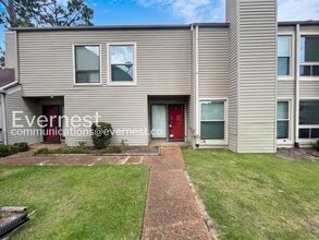 Building Photo - 4 Bed / 2 Bath Modern Home / Pet-Friendly / Available Now!