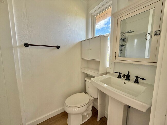 Building Photo - 3 Bedroom / 2 Bathroom Home with large yar...