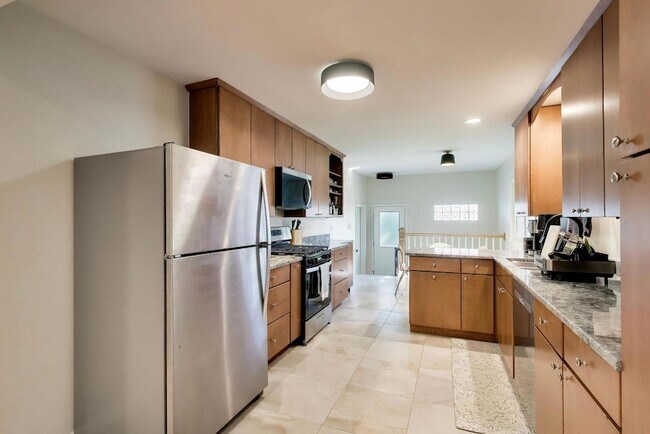Building Photo - 539 S Evergreen Ave