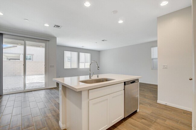 Building Photo - Newly built Home, gated