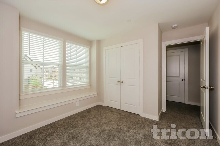 Building Photo - 301 Lincoln Cir