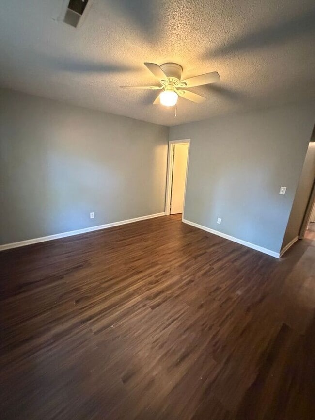 Building Photo - 2 Bedroom Available Today!