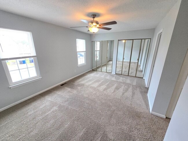 Building Photo - GORGEOUS TOWNHOME IN VIRGINIA BEACH