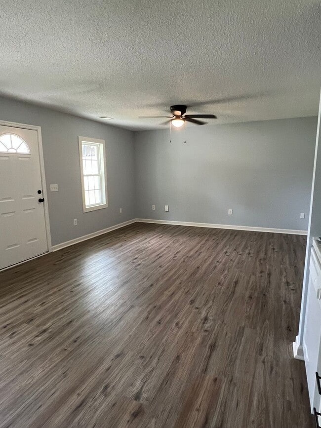 Building Photo - 3 Bedroom 1.5 Bath Home