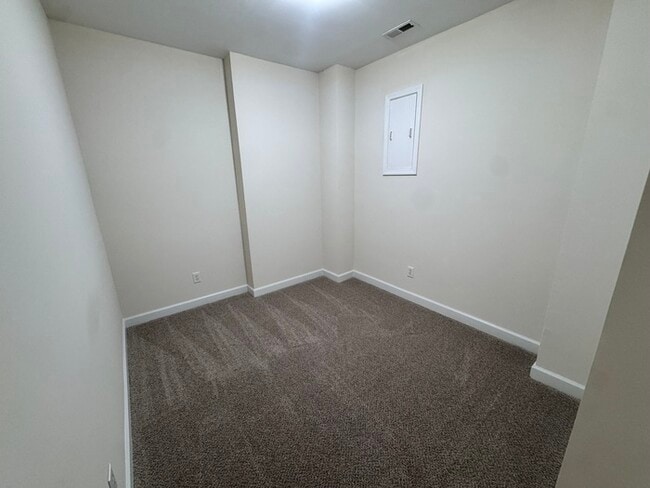 Building Photo - HUGE 3 Bed 3.5 Bath 3 Story Town Home, AVA...