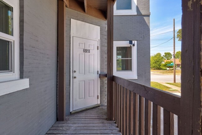 Building Photo - 652 S Jefferson Ave
