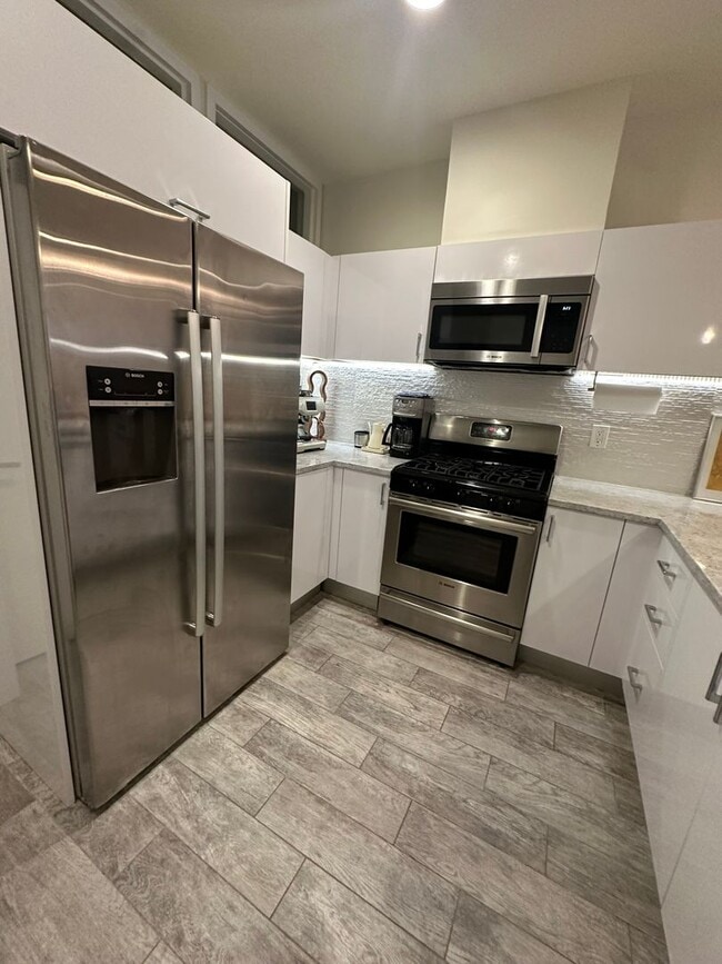 Building Photo - 1 Bedroom, 2 Bath Condo