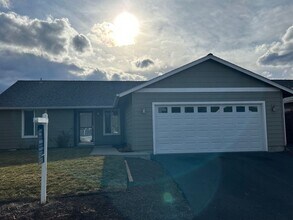 Building Photo - 3 Bedroom / 2 Bathroom Home in SE Madras