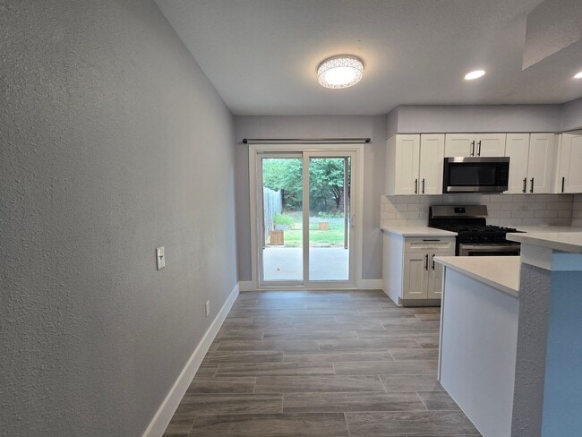 Building Photo - 2504 Manor Cir