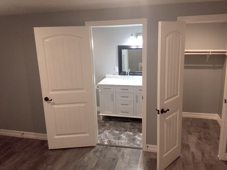 Entrance into lower level - 25745 Dulaney St