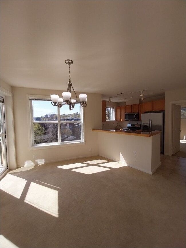 Building Photo - Beautiful 2 beds/1.75 baths condo in sough...