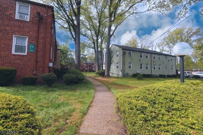 Building Photo - 592 Sherman Ave