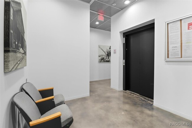 Building Photo - 302 SE Broadway St