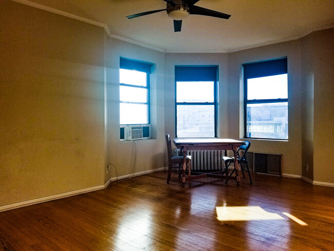 Building Photo - 1070 W Granville Ave