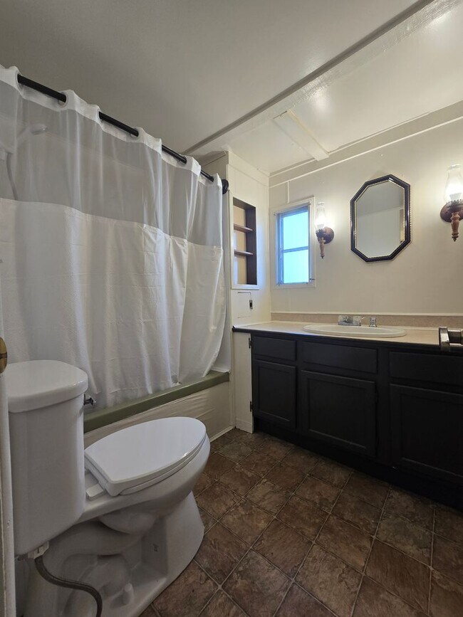 Building Photo - 2 bed 1 bath Home *Section 8 Welcome*