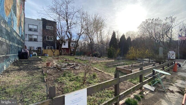 Building Photo - 3030 W Girard Ave