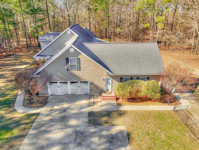 Building Photo - Large House on 3.5 Acres in Harlem