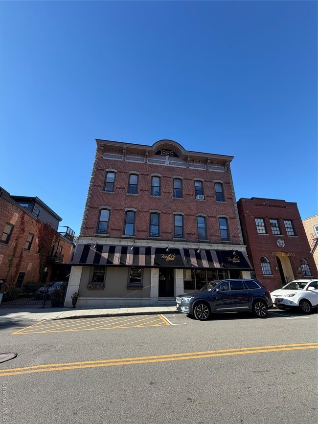 Primary Photo - 465 Main St