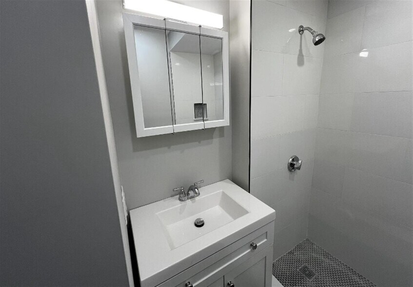 Building Photo - 158 Holland St