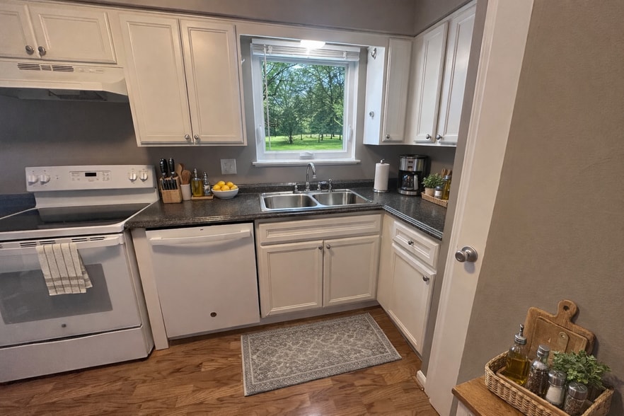 Large window over kitchen sink - 2311 Baird Rd