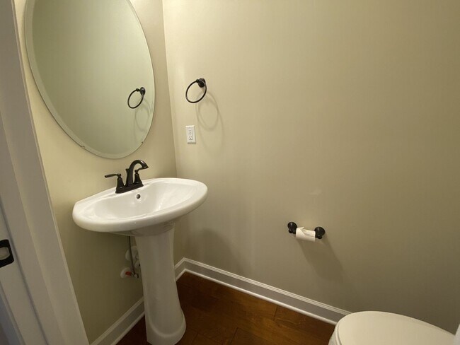 Building Photo - Modern Townhome Close to MTSU