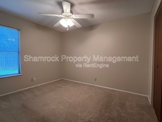 Building Photo - 1102 Chapel View Dr