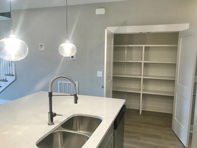 Building Photo - Stunning Modern Townhouse in the Heart of ...
