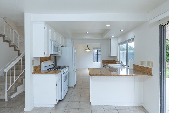 Building Photo - Spacious 3 Bedroom  2.5 Bath | East Ventura | Unfurnished