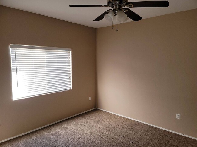 Building Photo - 2 story condo with 1 bedroom loft, 2 bathrooms and a 1 car attached garage.