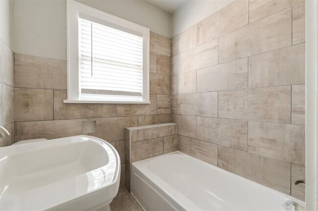 Building Photo - 2555 NW 20th St