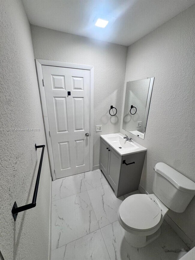 Building Photo - 4605 NW 9th Dr
