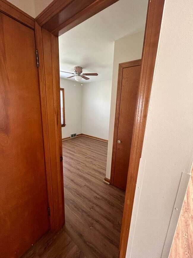 Building Photo - 122S