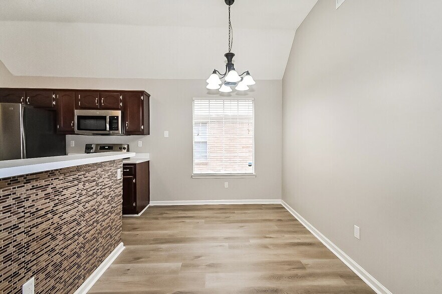 Building Photo - 5570 Alexandria Ln