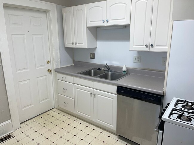 Building Photo - Adorable One Bedroom Apartment in Dilworth!