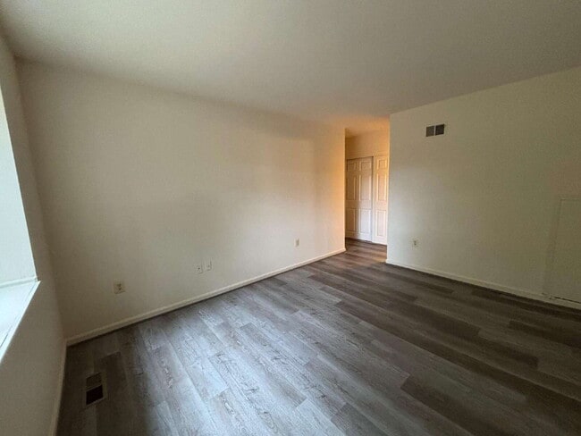 Building Photo - Charming Townhome in Prime Annandale Location