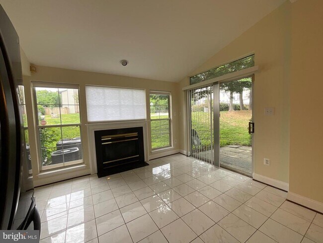 Building Photo - 9401 Royal Bonnet Terrace